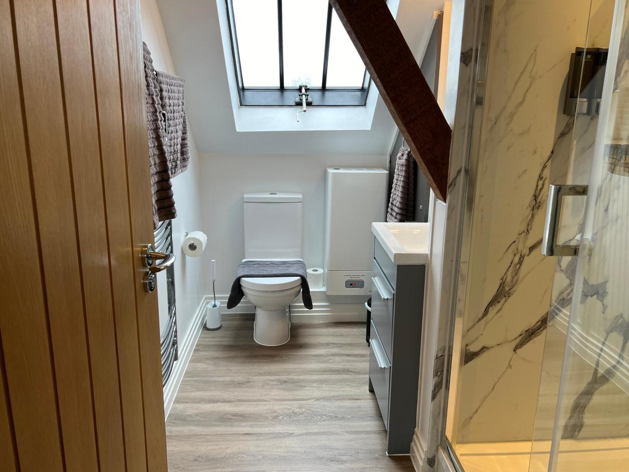 Glastonbury Secret Retreat - 1 Bd Split-Level Apt, Sleeps 3 Екстериор снимка