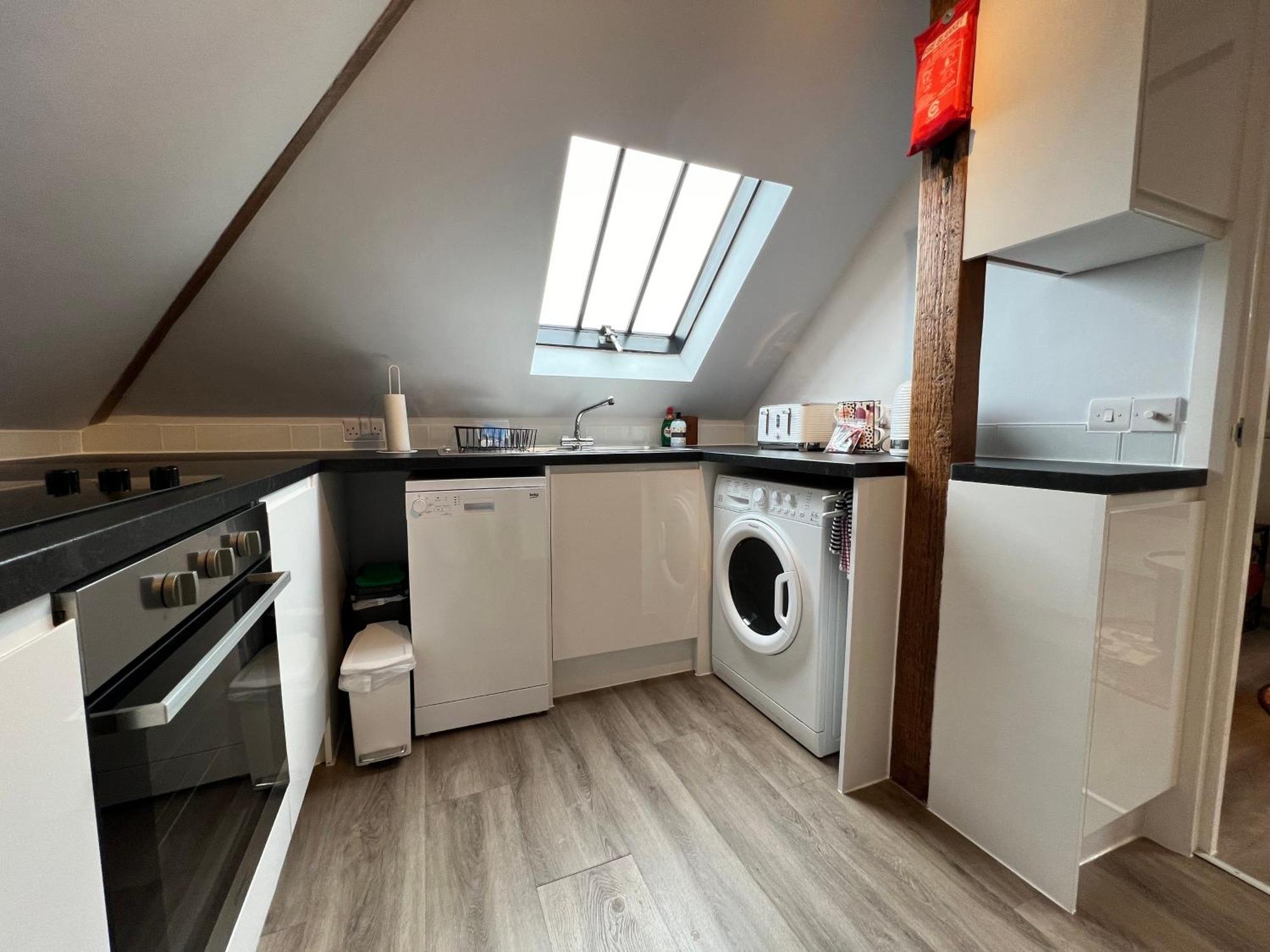 Glastonbury Secret Retreat - 1 Bd Split-Level Apt, Sleeps 3 Екстериор снимка