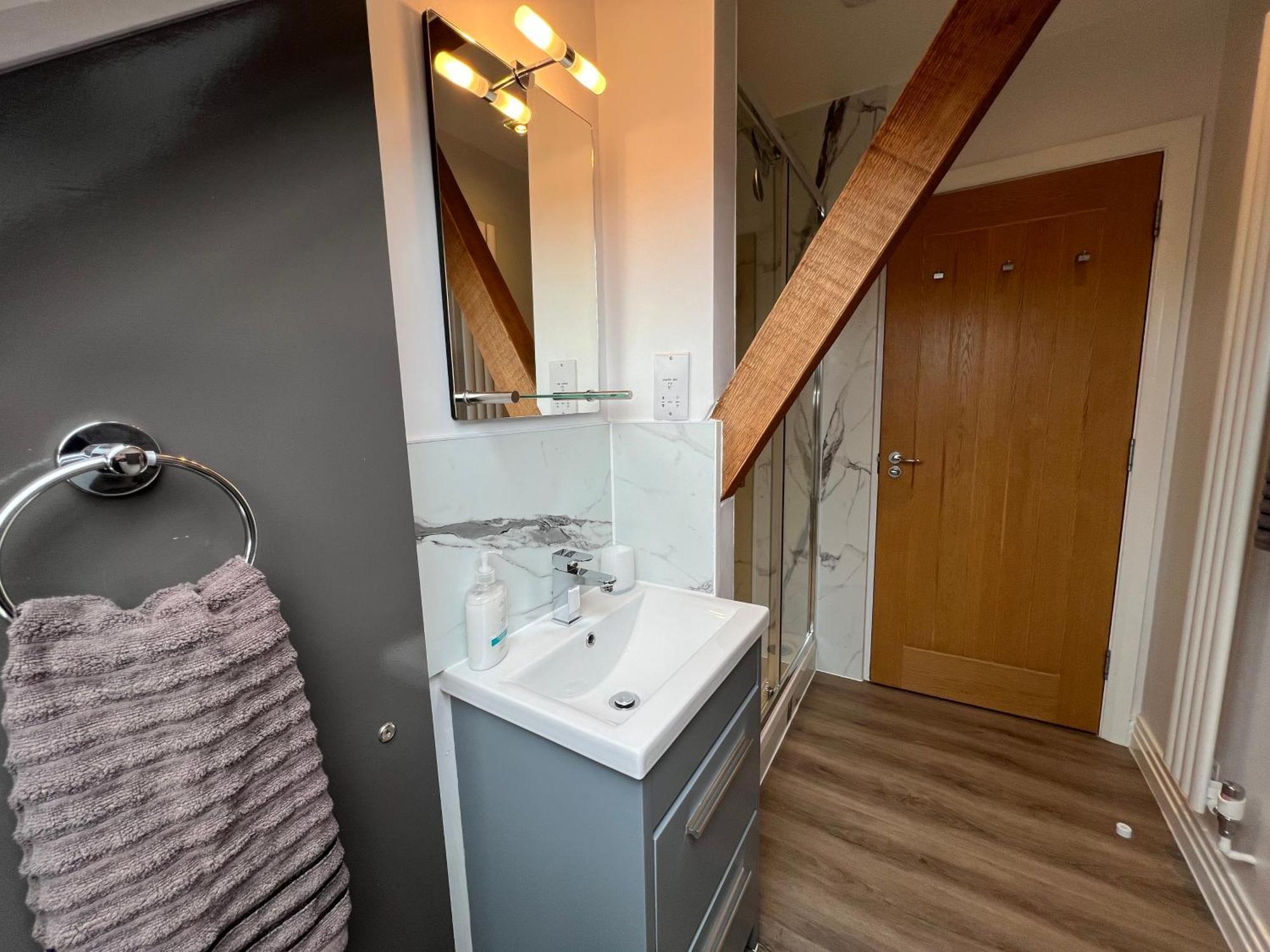 Glastonbury Secret Retreat - 1 Bd Split-Level Apt, Sleeps 3 Екстериор снимка