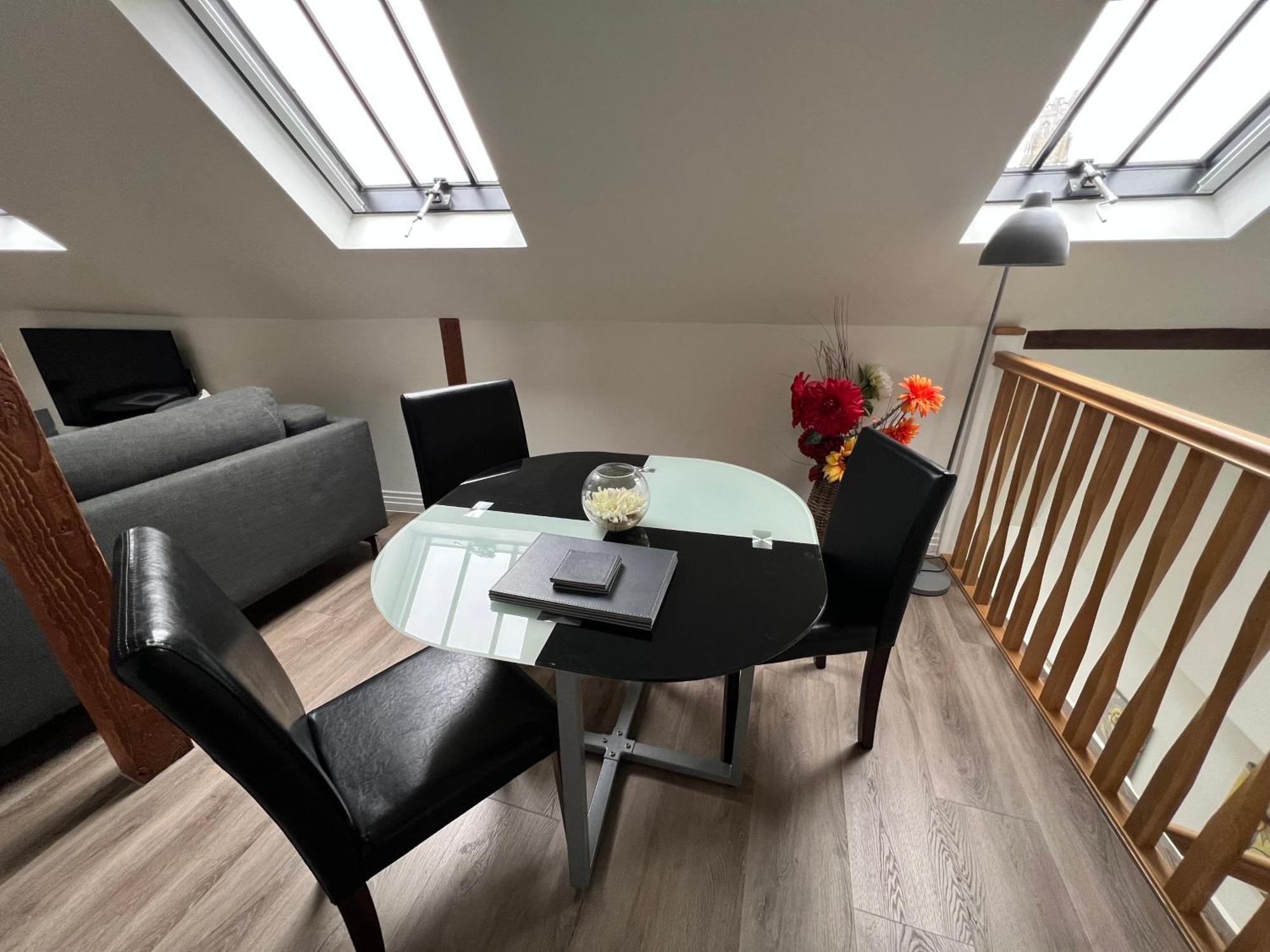 Glastonbury Secret Retreat - 1 Bd Split-Level Apt, Sleeps 3 Екстериор снимка