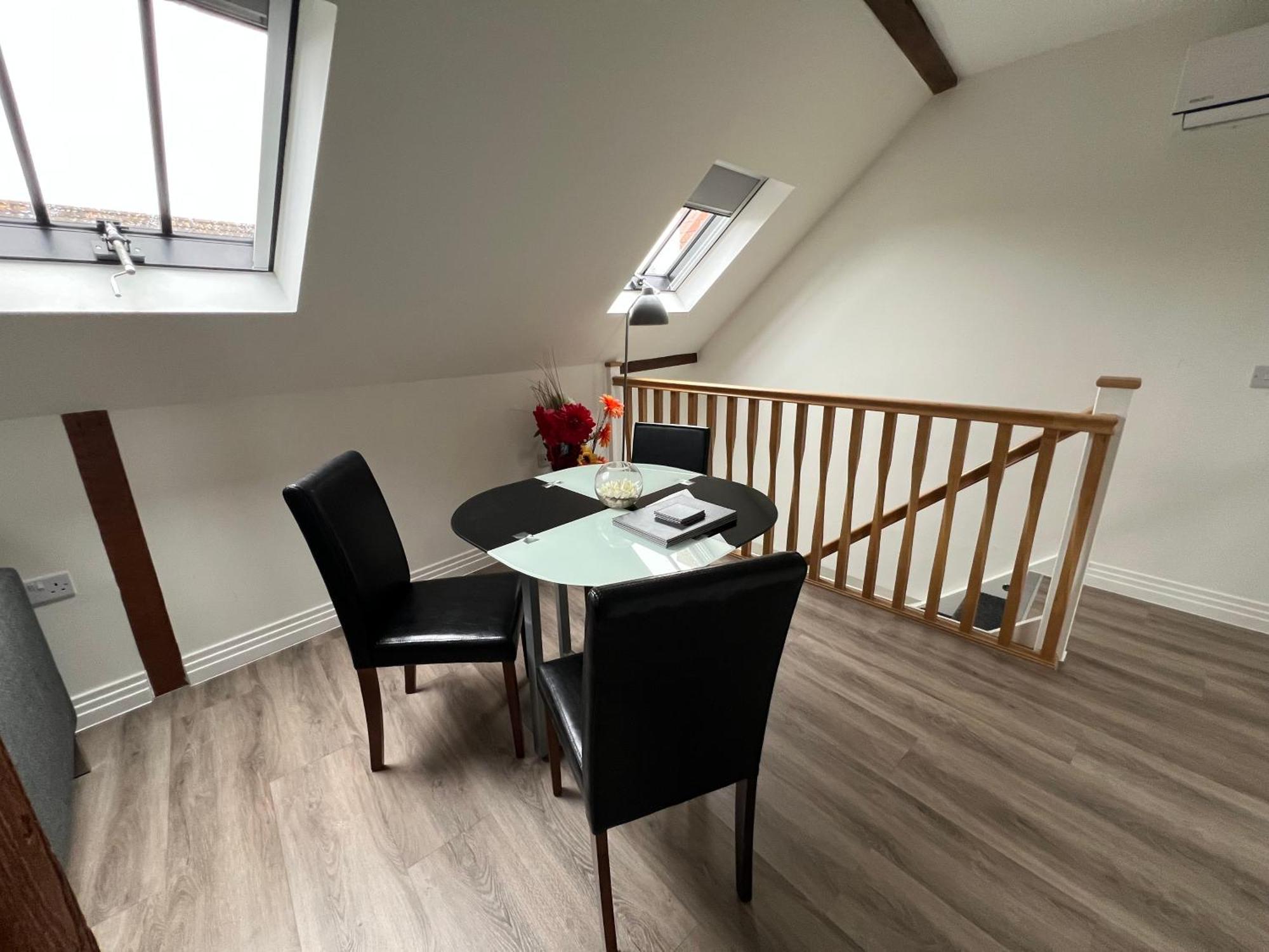 Glastonbury Secret Retreat - 1 Bd Split-Level Apt, Sleeps 3 Екстериор снимка