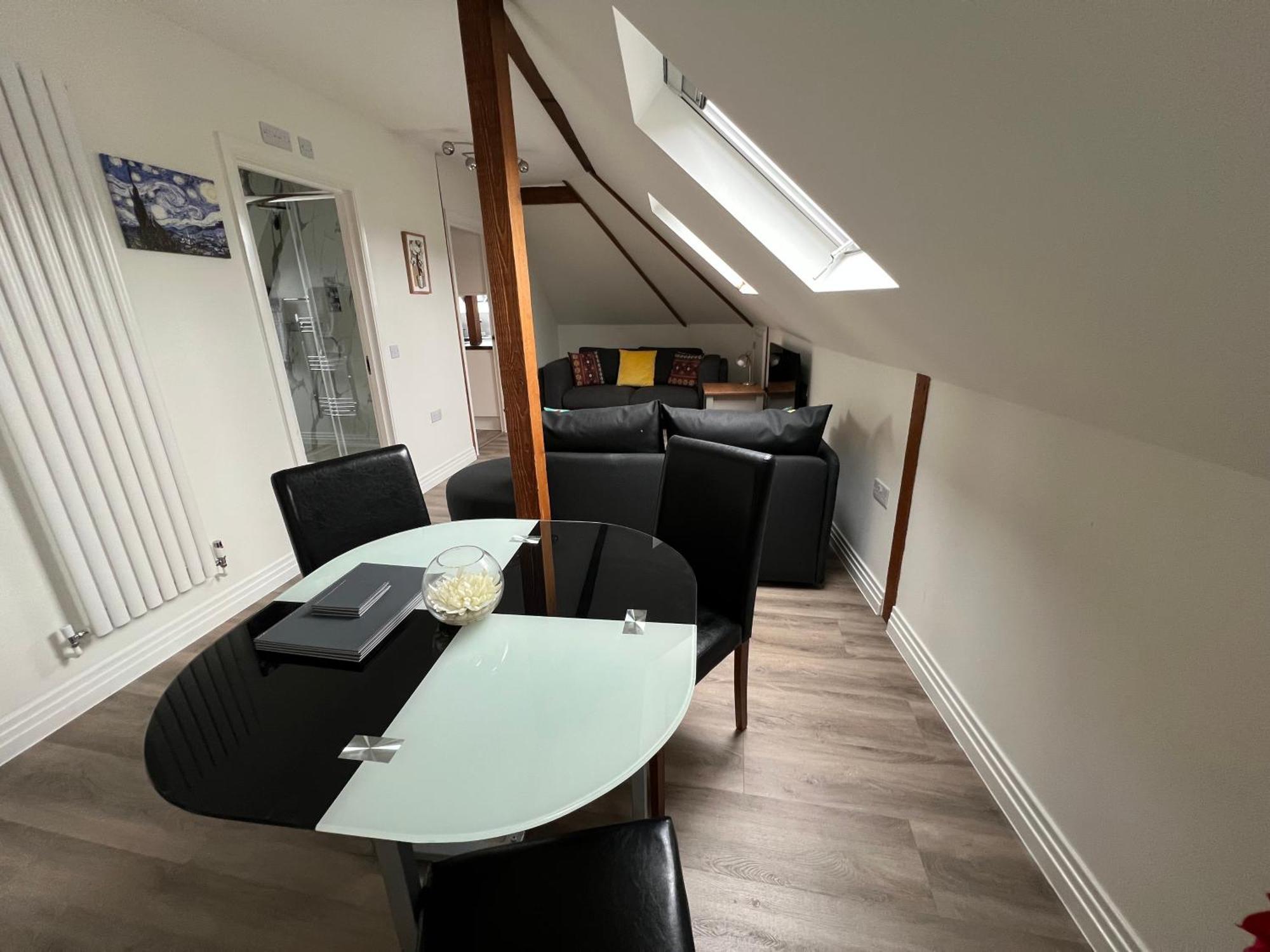 Glastonbury Secret Retreat - 1 Bd Split-Level Apt, Sleeps 3 Екстериор снимка
