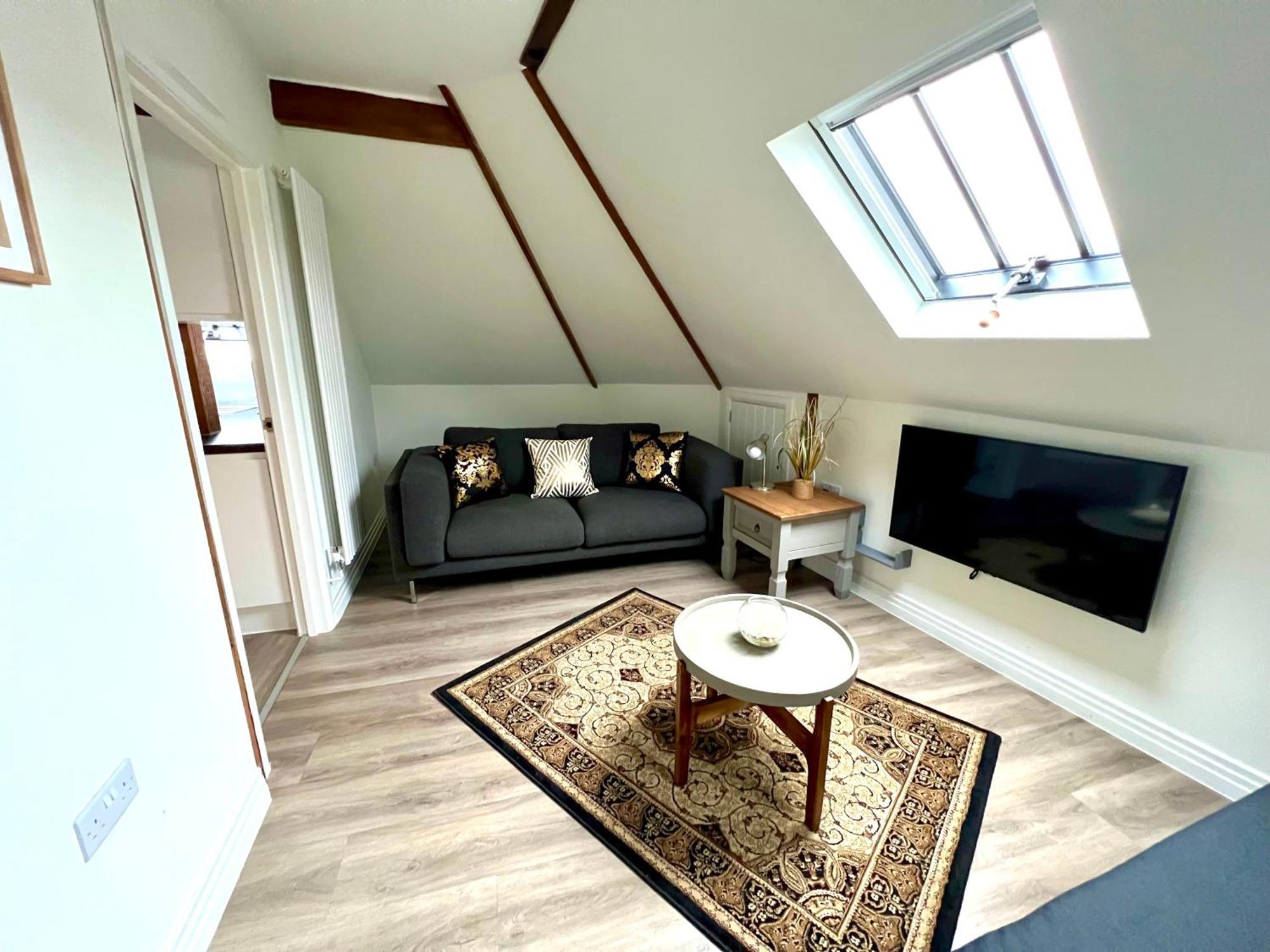 Glastonbury Secret Retreat - 1 Bd Split-Level Apt, Sleeps 3 Екстериор снимка